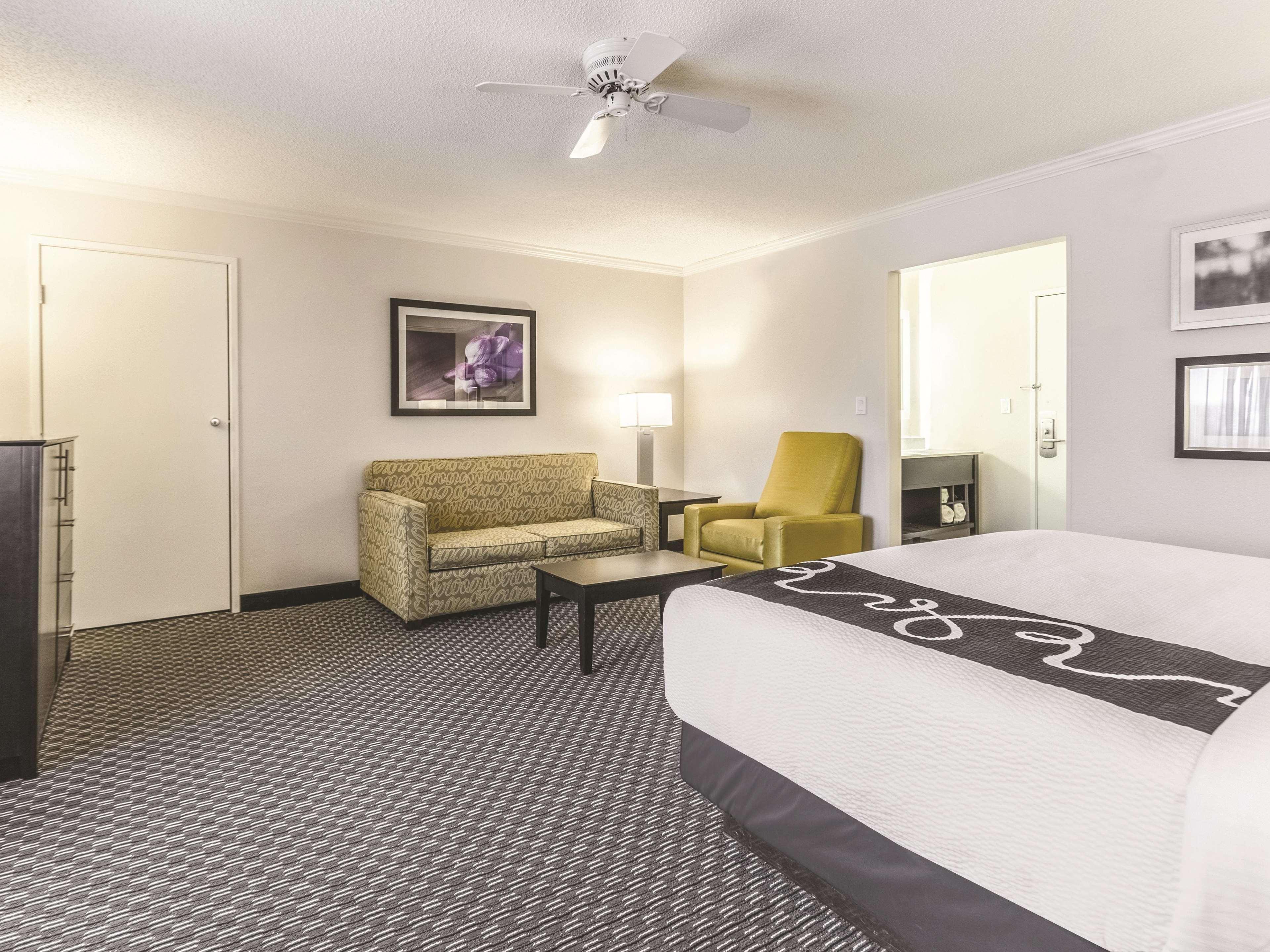 La Quinta By Wyndham Cleveland - Airport North Hotel Exterior foto
